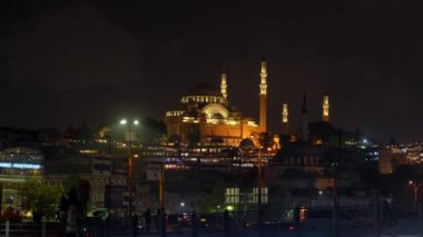 İstanbul 'da bir gece feribotuna binin. Şehrin tarihi merkezi yanıyor ve camiler aydınlatılmış Galata Köprüsü' nün yanında parıldıyor.