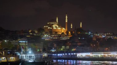 İstanbul 'da bir gece feribotuna binin. Şehrin tarihi merkezi yanıyor ve camiler aydınlatılmış Galata Köprüsü' nün yanında parıldıyor.