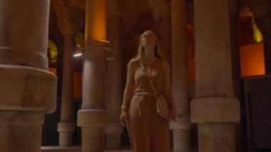 İstanbul 'un antik sarnıçlarını gezen genç bir kadın, bir zamanlar tatlı su rezervleriyle dolu bir yeraltı mucizesi, tarihi derinliklerini ve dingin atmosferini keşfediyor..