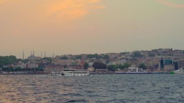 İstanbul 'un tarihi kalbi, feribotların Aya Sophia, Topkapı Sarayı ve Mavi Cami' nin ufku şereflendirdiği Haliç Koyu 'nda gezindiği suların kıyısından açılır..
