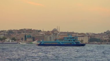 İstanbul 'un tarihi kalbi, feribotların Aya Sophia, Topkapı Sarayı ve Mavi Cami' nin ufku şereflendirdiği Haliç Koyu 'nda gezindiği suların kıyısından açılır..