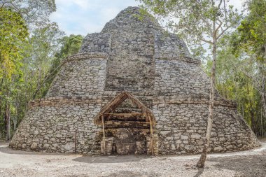 Coba, Meksika. Meksika 'daki antik Maya şehri. Coba arkeolojik bir alan ve Yucatan Yarımadası 'nın ünlü bir simgesidir. Meksika 'da bir piramidin üzerindeki bulutlu gökyüzü.