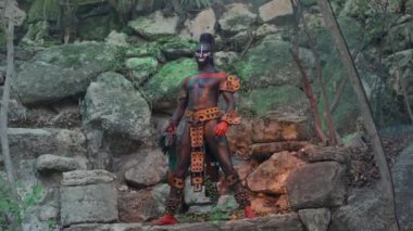 9 Haziran 2024 - Playa del Carmen, Meksika: Maya kabilesinin Xcaret Park 'taki gösterisi. 4k 60 FPS