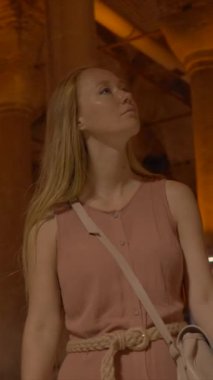 İstanbul 'un antik Sarnıç' ını gezen genç bir kadın, bir zamanlar tatlı su rezervleriyle dolu bir yeraltı mucizesi, tarihi derinliklerini ve dingin atmosferini keşfediyor. Yavaş çekim videosu. dikey biçim