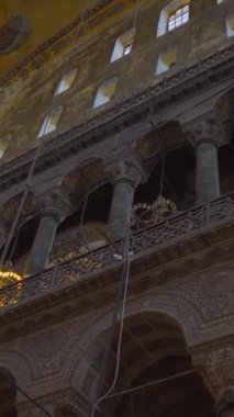 Bu İstanbul mucizesinin büyük kubbelerinden ve duvarlarından tarihin fısıldadığı Ayasofyas 'ın iç dünyasının ihtişamını elde eden bir bakış.
