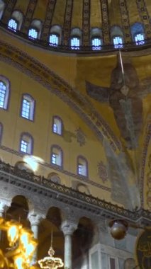 Bu İstanbul mucizesinin büyük kubbelerinden ve duvarlarından tarihin fısıldadığı Ayasofyas 'ın iç dünyasının ihtişamını elde eden bir bakış.