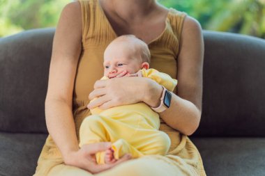 Yeni doğmuş bebeği olan anne evdeki kanepede dinleniyor. Bu hassas an anne ve çocuk arasındaki bağı vurguluyor. Rahat ve sevgi dolu bir aile ortamında..