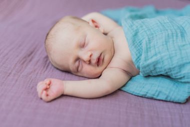 Bebek rahat yuvasında huzur içinde uyuyor. Yeni doğan fotoğraf çekimi, ilk zamanların dingin masumiyetini ve sıcaklığını yakalar..