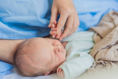 Bir bebek, doğumdan sonra annesinin yanında huzur içinde yatar. Huzurlu an anne ve çocuk arasındaki bağı yakalar ve yolculuklarına başlarlar. Hastane çevresi...