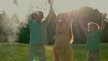 Hamile bir kadın, kocası ve büyük oğulları cinsiyet belirleme partisi için yeşil alanda duruyorlar. Tezahürat yapıp sarılıyorlar çünkü bir erkek çocukları olacağını öğrenmişler. Yavaş çekim