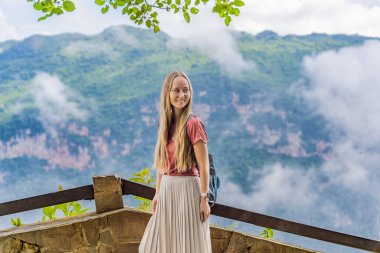 Sumidero Canyon Ulusal Parkı 'nı keşfeden kadın turist. Macera, doğal keşif ve seyahat deneyimi konsepti.