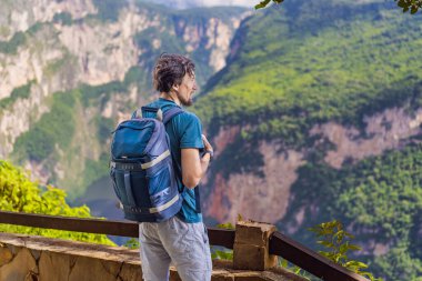 Sumidero Canyon Ulusal Parkı 'nı keşfeden erkek turist. Macera, doğal keşif ve seyahat deneyimi konsepti.