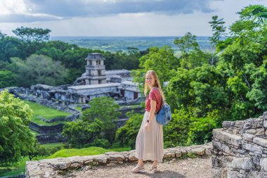 Palenque, Meksika 'nın antik piramitlerini keşfeden kadın turist, sık ormanlarla çevrili. Kültür mirası ve macera yolculuğu konsepti.