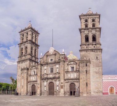 Puebla Katedrali, Puebla, Meksika 'daki ikonik katedral. Tarihi mimari, dini miras ve kültürel dönüm noktası konsepti.