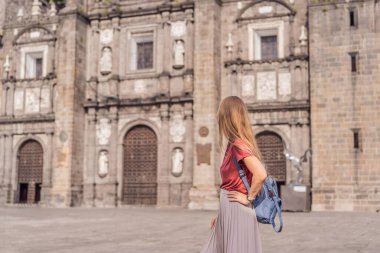 Catedral de Puebla, Meksika 'nın önündeki kadın turist. Seyahat, kültür mirası ve tarihi mimari keşif kavramı..