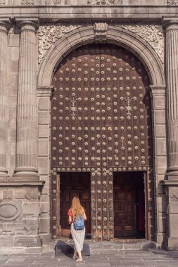Catedral de Puebla, Meksika 'nın önündeki kadın turist. Seyahat, kültür mirası ve tarihi mimari keşif kavramı..