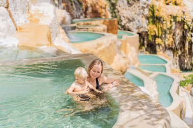 Anne ve küçük oğlu Grutas Tolantongo, Meksika 'nın kaplıcalarında banyo yapıyorlar. Aile macerası, rahatlama ve doğal sağlık konsepti..