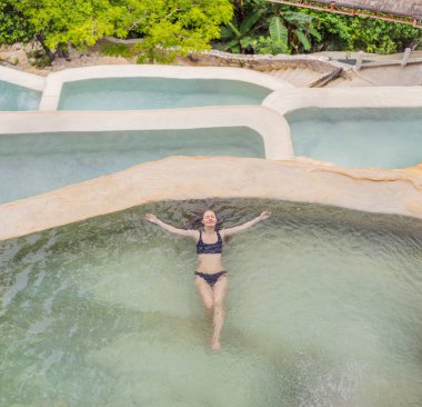 Grutas Tolantongo, Meksika 'nın kaplıcalarında kadın turist. Macera, rahatlama ve doğal sağlık konsepti..