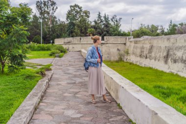 Puebla, Meksika 'daki Loreto Fort Müzesi' ni keşfeden kadın turist. Kültür mirası, tarih ve seyahat keşfi kavramı.