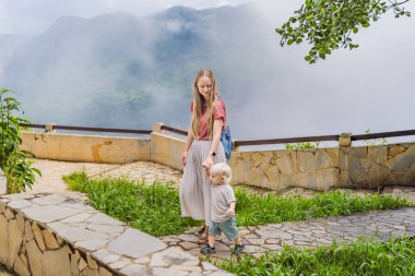 Sumidero Canyon Ulusal Parkı 'nı keşfeden kadın turist. Macera, doğal keşif ve seyahat deneyimi konsepti.