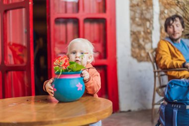 Babası ve oğlu, San Cristobal de las Casas, Meksika 'da bir koloni evinde turist. Kültürel keşif, mimari ve seyahat deneyimi konsepti.