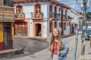 Kadın turist San Cristobal de las Casas, Meksika 'da koloni sokaklarında yürüyor. Kültürel keşif, mimari ve seyahat deneyimi konsepti.