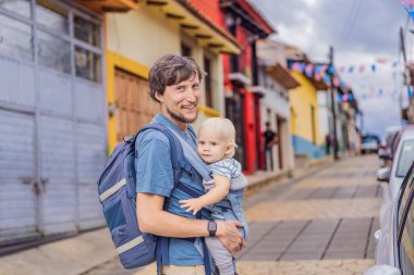 Babası ve oğlu turistler San Cristobal de las Casas, Meksika 'da koloni sokaklarında yürüyorlar. Kültürel keşif, mimari ve seyahat deneyimi konsepti.