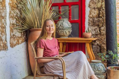 San Cristobal de las Casas, Meksika 'da bir koloni evinde kadın turist. Kültürel keşif, mimari ve seyahat deneyimi konsepti.