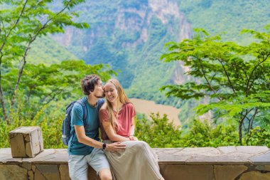 Kadın ve erkek, Meksika 'daki Sumidero Canyon Ulusal Parkı' nın manzarasına hayran. Aşk, balayı, doğa ve seyahat deneyimi konsepti.