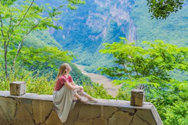 Sumidero Canyon Ulusal Parkı 'nı keşfeden kadın turist. Macera, doğal keşif ve seyahat deneyimi konsepti.