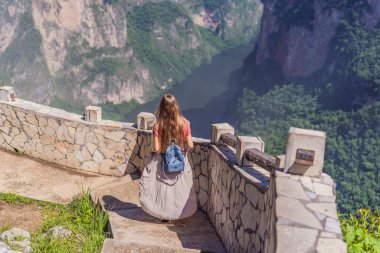 Sumidero Canyon Ulusal Parkı 'nı keşfeden kadın turist. Macera, doğal keşif ve seyahat deneyimi konsepti.