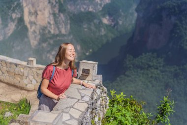 Sumidero Canyon Ulusal Parkı 'nı keşfeden kadın turist. Macera, doğal keşif ve seyahat deneyimi konsepti.