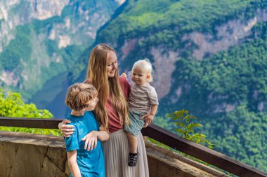Anne ve iki oğlu bebek ve Sumidero Canyon Ulusal Parkı 'nı keşfeden genç gezginler. Macera, doğal keşif ve seyahat deneyimi konsepti.