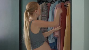 Hamile bir kadın büyüyen karnına uygun bir şey bulmak için gardırobunu açar ama uygun bir şey bulamaz. Biraz hayal kırıklığından sonra, sonunda sarı bir elbise keşfeder. Bu anlaşılabilir.