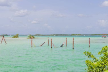Meksika, Bacalar Gölü 'nün turkuaz suları. Huzurlu ve manzaralı tropikal bir yer. Seyahat, rahatlama ve doğa konsepti..