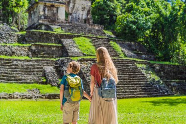 Anne ve oğul turistler sık ormanlarla çevrili Palenque, Meksika 'nın antik piramitlerini keşfediyorlar. Kültür mirası ve macera yolculuğu konsepti.