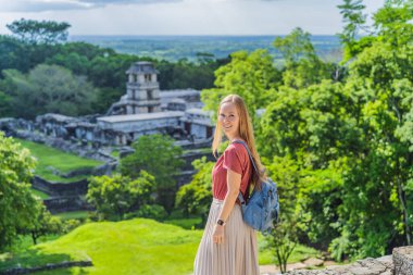 Palenque, Meksika 'nın antik piramitlerini keşfeden kadın turist, sık ormanlarla çevrili. Kültür mirası ve macera yolculuğu konsepti.