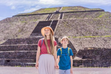 Anne ve oğul turistler Teotihuacan, Meksika 'yı keşfediyorlar. Kültür mirası, antik kalıntılar ve arkeolojik macera konsepti.