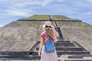 Teotihuacan, Meksika 'yı keşfeden kadın turist. Kültür mirası, antik kalıntılar ve arkeolojik macera konsepti.