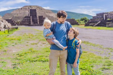 Teotihuacan, Meksika 'yı keşfeden küçük çocukları ve çocuklarıyla baba. Kültür mirası, antik kalıntılar ve arkeolojik macera konsepti.