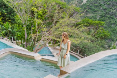 Grutas Tolantongo, Meksika 'nın kaplıcalarında kadın turist. Macera, rahatlama ve doğal sağlık konsepti..