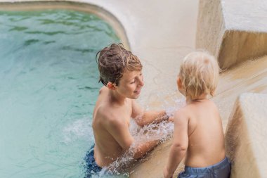 Küçük çocuklar Grutas Tolantongo, Meksika 'nın kaplıcalarında banyo yapıyorlar. Aile macerası, rahatlama ve doğal sağlık konsepti..