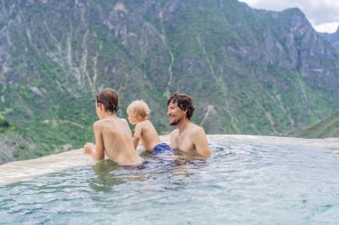 Babası ve çocukları Grutas Tolantongo, Meksika 'nın kaplıcalarında banyo yapıyorlar. Aile macerası, rahatlama ve doğal sağlık konsepti..