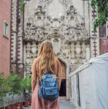 Mexico City, Zocalo 'nun merkez meydanındaki kadın turist. Kültürel keşif, seyahat ve tarihi mimari konsepti..