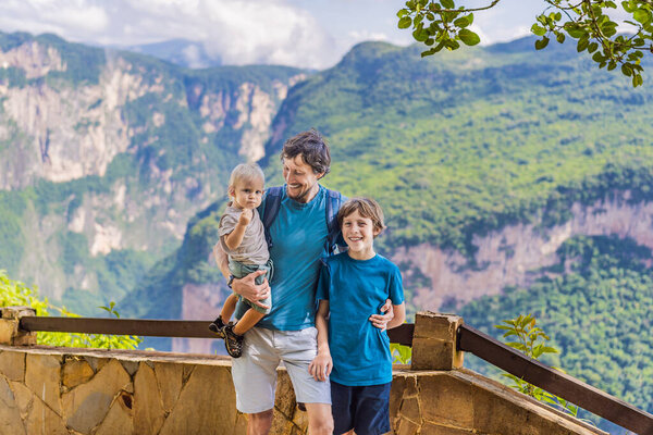 Папа с двумя сыновьями путешествуют по Национальному парку Сумидеро в Мексике. Концепция туризма, природных ресурсов и туристического опыта.