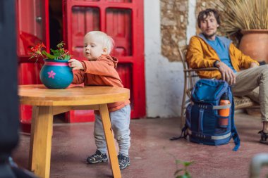 Babası ve oğlu, San Cristobal de las Casas, Meksika 'da bir koloni evinde turist. Kültürel keşif, mimari ve seyahat deneyimi konsepti.