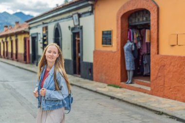 Kadın turist San Cristobal de las Casas, Meksika 'da koloni sokaklarında yürüyor. Kültürel keşif, mimari ve seyahat deneyimi konsepti.