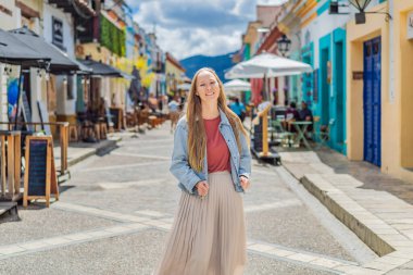 Kadın turist San Cristobal de las Casas, Meksika 'da koloni sokaklarında yürüyor. Kültürel keşif, mimari ve seyahat deneyimi konsepti.