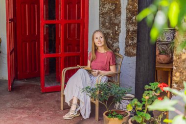 San Cristobal de las Casas, Meksika 'da bir koloni evinde kadın turist. Kültürel keşif, mimari ve seyahat deneyimi konsepti.