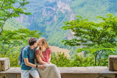 Kadın ve erkek, Meksika 'daki Sumidero Canyon Ulusal Parkı' nın manzarasına hayran. Aşk, balayı, doğa ve seyahat deneyimi konsepti.